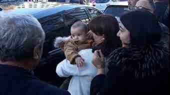 Aracında unuttuğu bebeği görünce sarılıp öptü