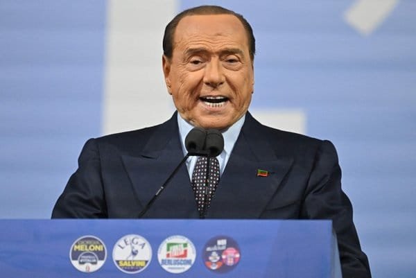 Eski İtalya Başbakanı Silvio Berlusconi Hayatını Kaybetti