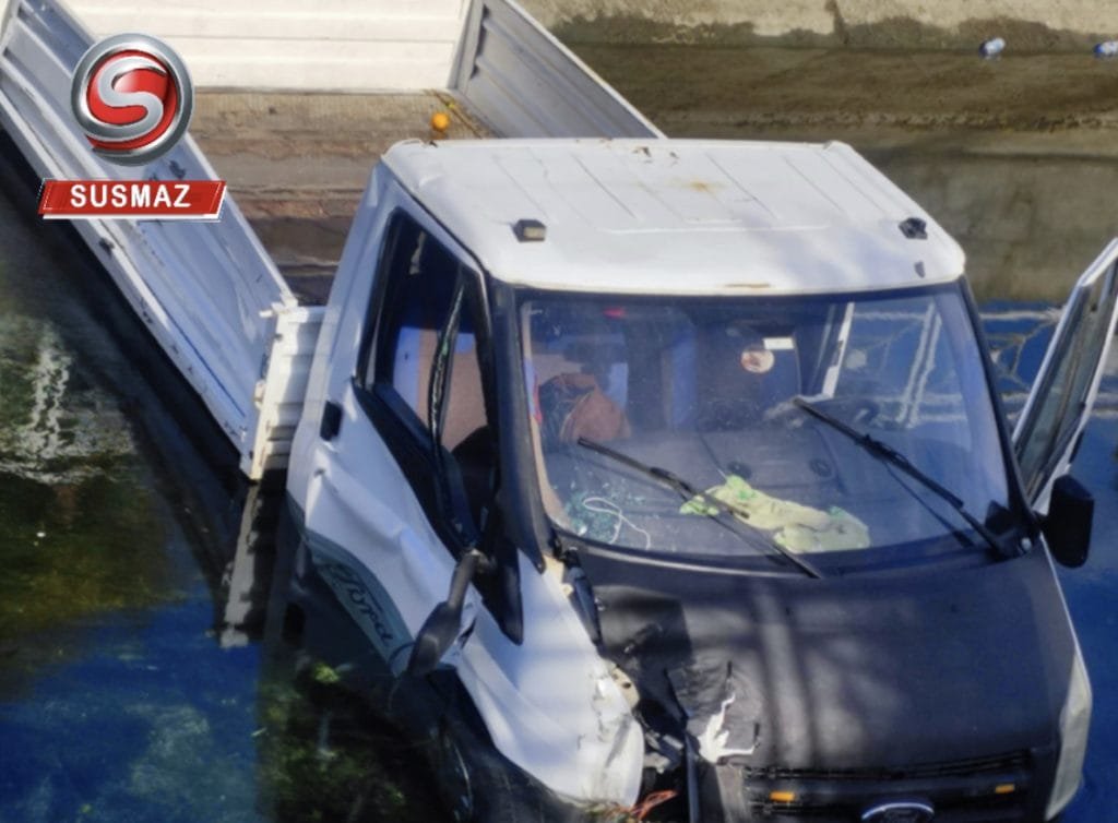 Adana Mavi Bulvar Mahallesi’nde Sulama Kanalına Uçan Kamyonet Kazası