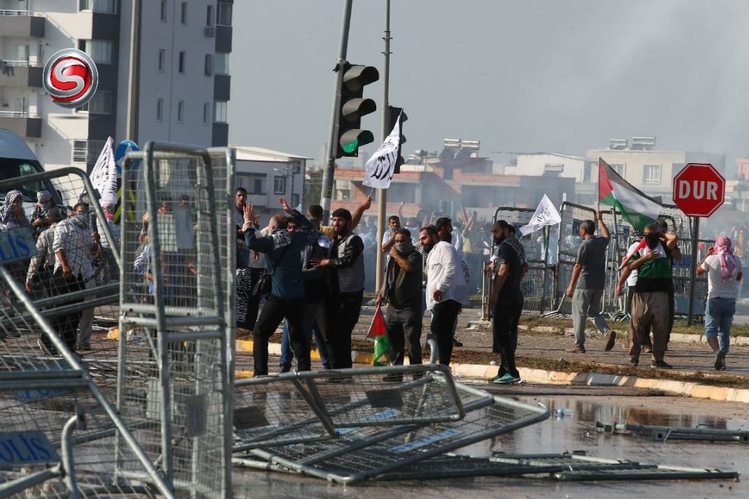 İncirlik Üssü’nde İsrail Protestosunda Gerginlik: Türk Polisi Eylemcilere Müdahale Etti