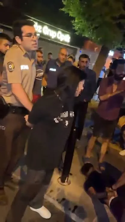 Adana’da 17 Yaşındaki Kız, Bekçiyi Bıçaklayarak Yaraladı: Olay Yerinde Etkisiz Hale Getirildi