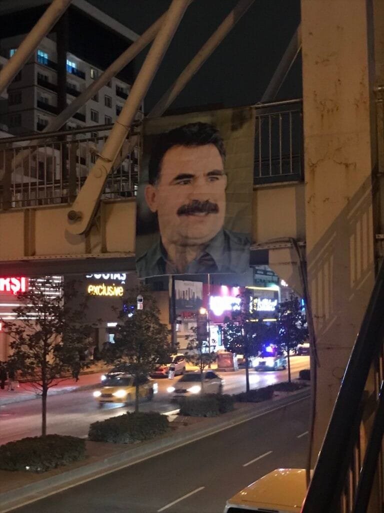İstanbul’da Üst Geçide Terörist Başı Abdullah Öcalan’ın Posteri Asıldı