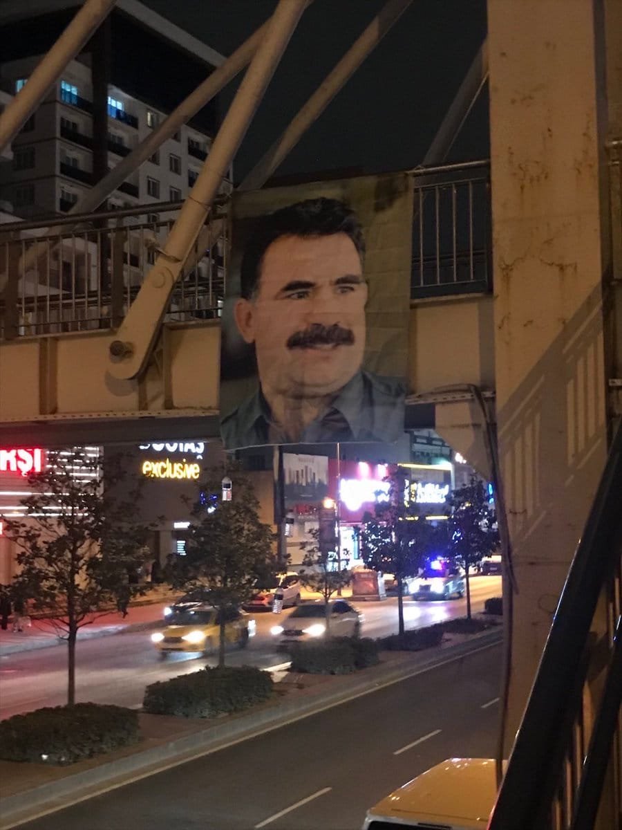 İstanbul’da Üst Geçide Terörist Başı Abdullah Öcalan’ın Posteri Asıldı