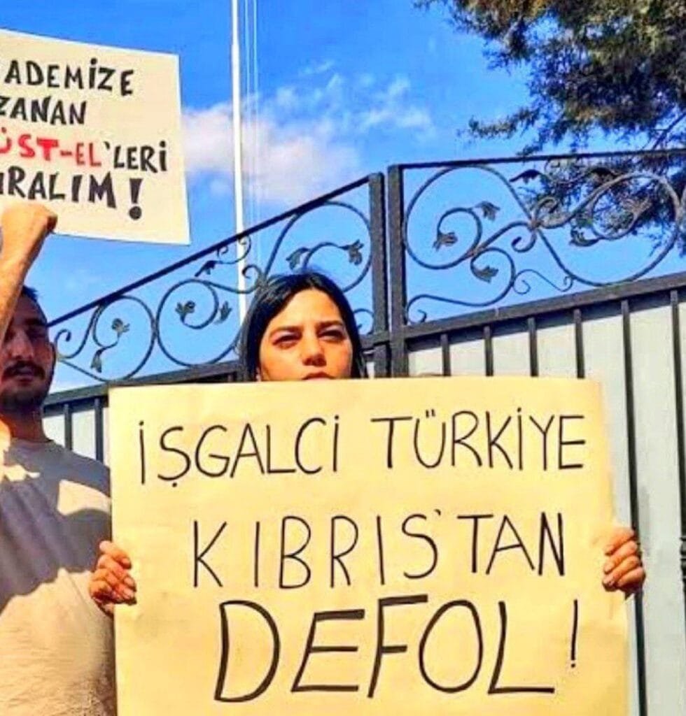İşgalci Türkiye Kıbrıs’tan Defol’ Pankartı Sahte mi, Gerçek mi?