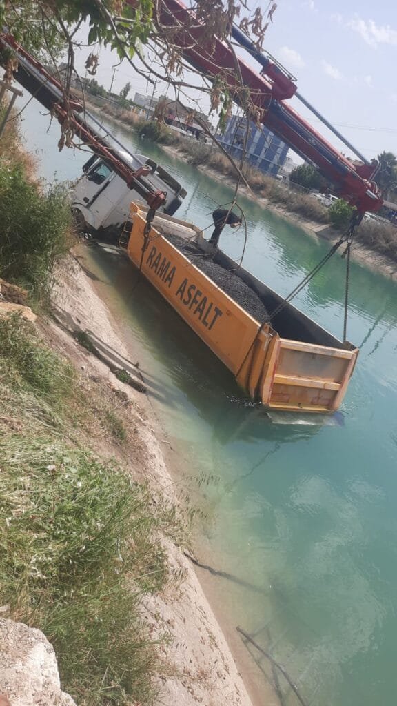 Adana Yüreğir’de Belediye Asfalt Kamyonu Sulama Kanalına Uçtu! Kurtarma Çalışmaları Başladı
