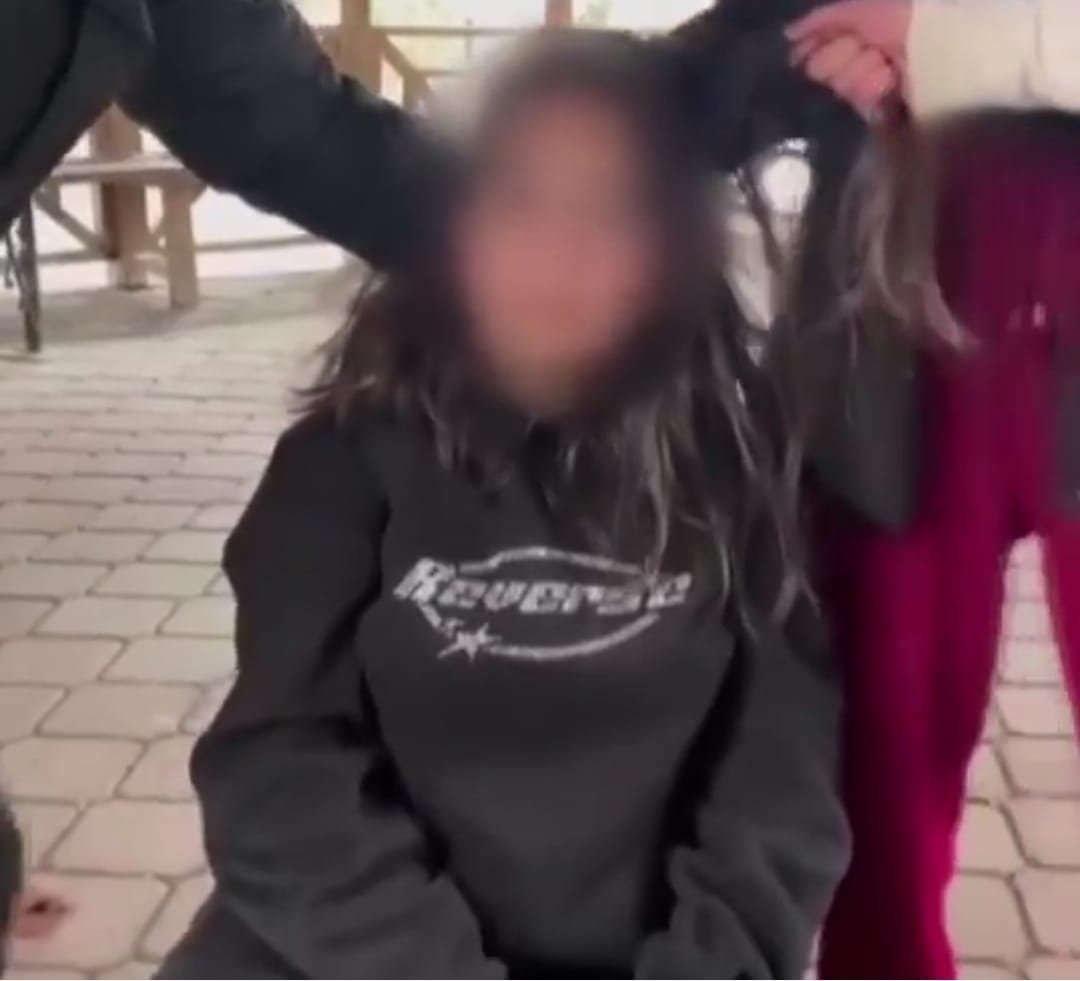 Liseli Kızların Şiddet Göstermesi Kamerada: “Bizi Şikâyet Etmeyeceksin!”