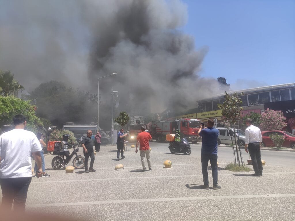 İzmir Bornova’da Restoran Yangını: İtfaiye Hızla Müdahale Ediyor, Zabıta Araç Sahiplerini Uyardı