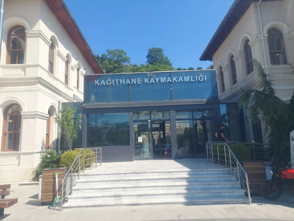 Kağıthane Nüfus Müdürlüğü’nde Mağduriyet: Randevulara Rağmen Saatlerce Bekletiliyor, Denetim Eksikliği İsyan Ettiriyor
