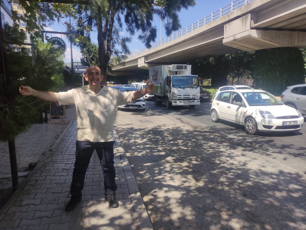 İzmir’de Trafik Çilesi: Denetimsizlik, Tecrübesizlik ve Sorumsuzluk Yollarda Kriz Yaratıyor