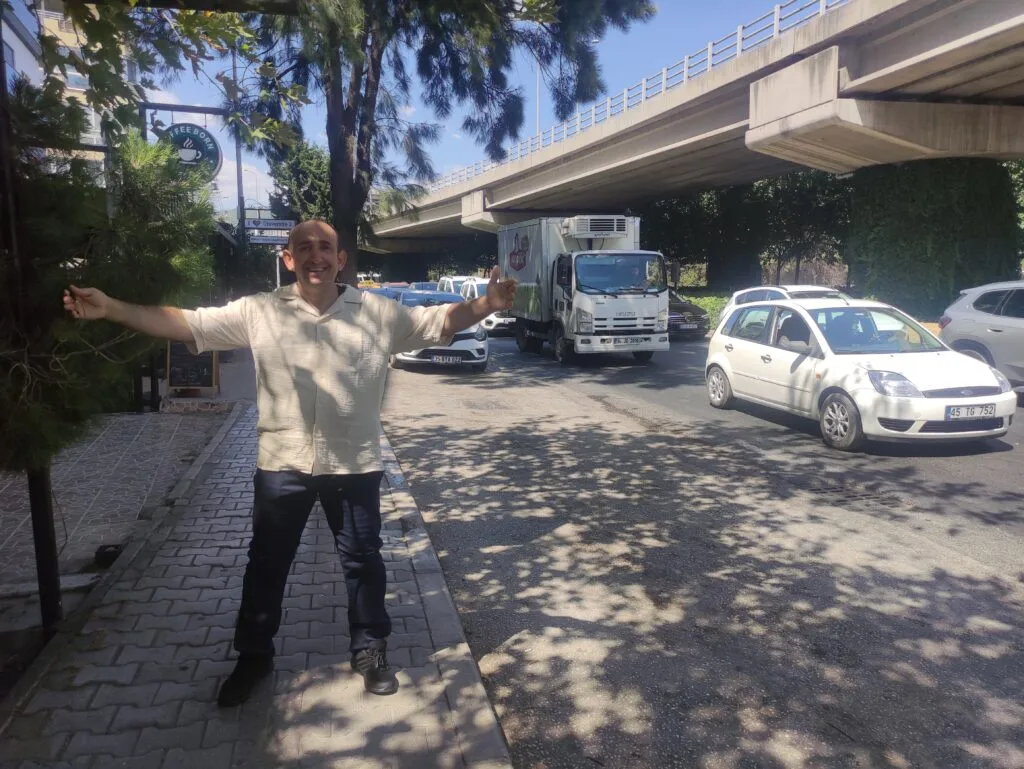 İzmir’de Trafik Çilesi: Denetimsizlik, Tecrübesizlik ve Sorumsuzluk Yollarda Kriz Yaratıyor
