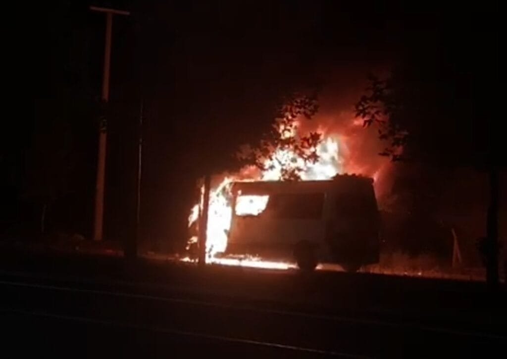 Diyarbakır’da Korku Dolu Anlar: Seyir Halinde Minibüs Alevlere Teslim Oldu, Ardından Patlamalar Başladı!