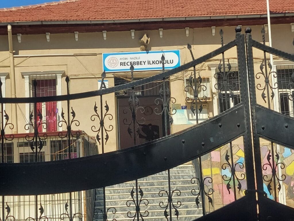 “Siz Bizim Çocuklarımıza Eğitim Vermiyorsunuz!” – Nazilli’de İlkokulda Uygunsuz Şarkı Tepkisi