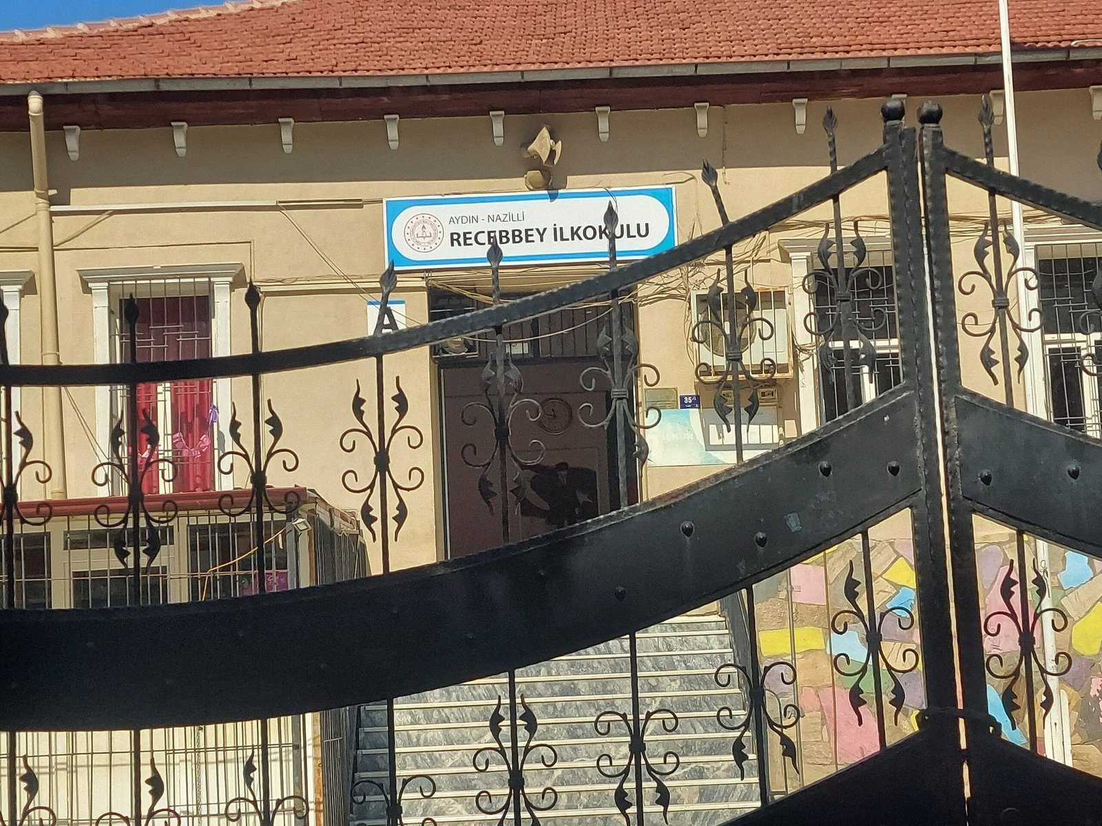 “Siz Bizim Çocuklarımıza Eğitim Vermiyorsunuz!” – Nazilli’de İlkokulda Uygunsuz Şarkı Tepkisi