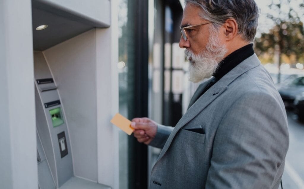 TOM Bank Müşterisini Mağdur Etti: ATM’ye Yatırılan Paranın Eksik Yatması ve Çelişkili Yanıtlar Tepki Çekiyor