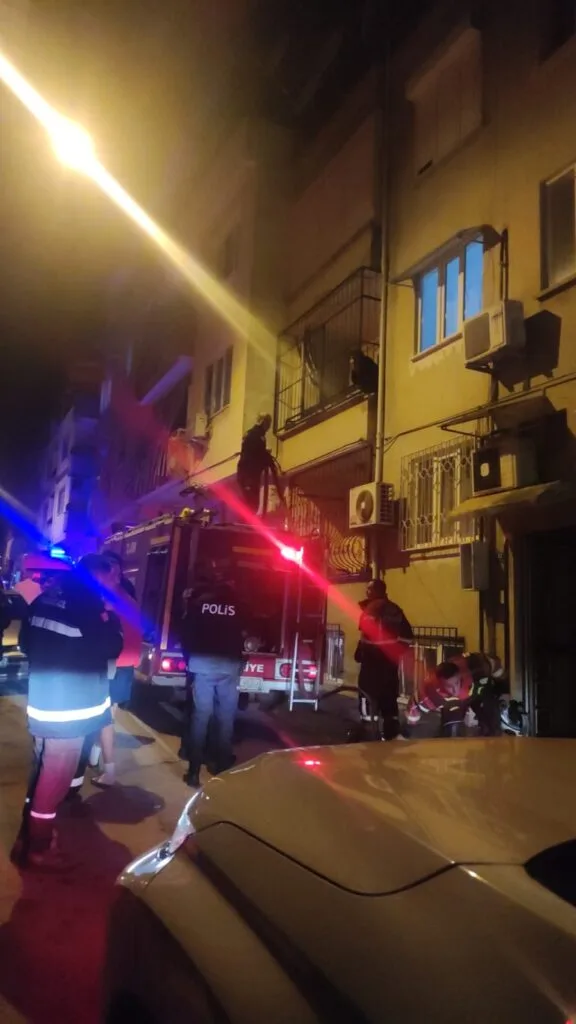 Nazilli’de Mutfak Yangını: Kızgın Yağ Alev Aldı, Ev Kullanılamaz Hale Geldi