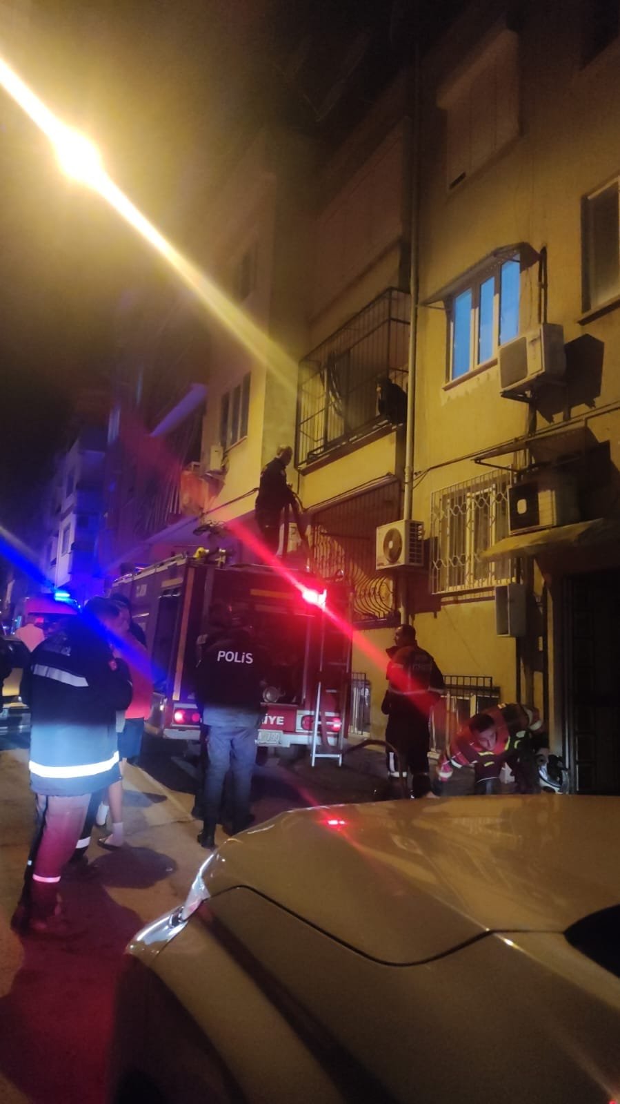 Nazilli’de Mutfak Yangını: Kızgın Yağ Alev Aldı, Ev Kullanılamaz Hale Geldi