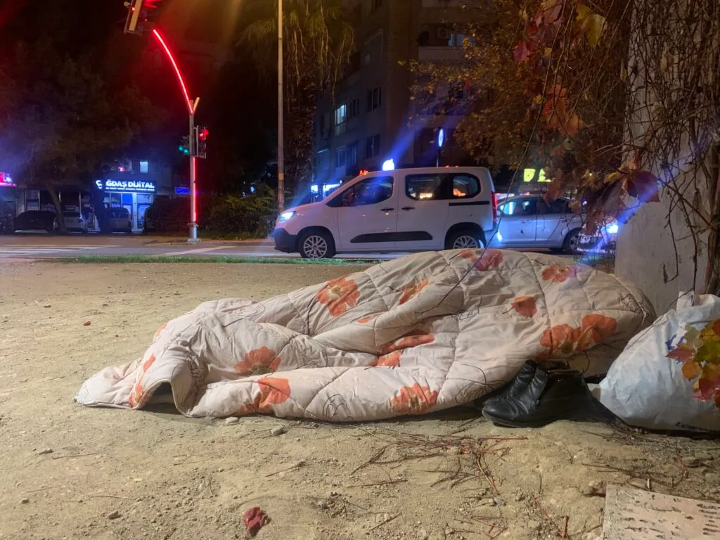 İzmir’in Göbeğinde Sessiz Dram: Herkesin Önünden Geçtiği “Sülo Dayı” Ölümden Döndü