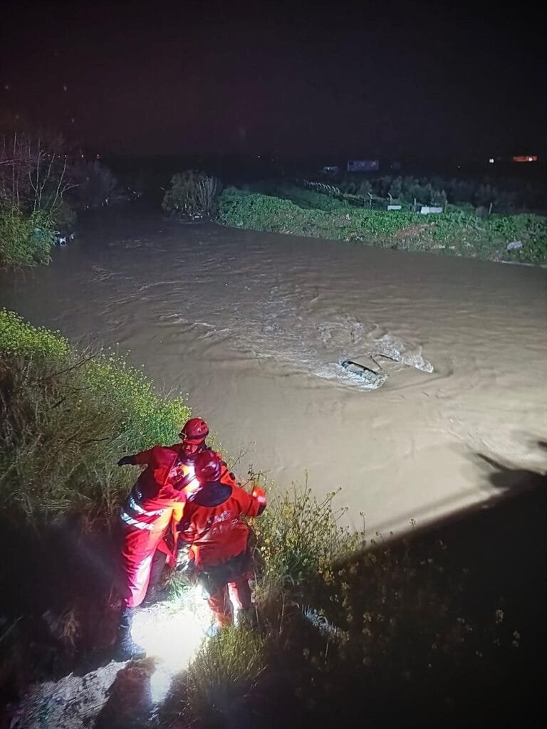 İzmir’de korku dolu anlar! Araç dereye uçtu