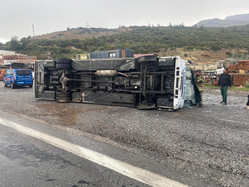 İzmir’de korkutan kaza! Sporcuları taşıyan otobüs devrildi