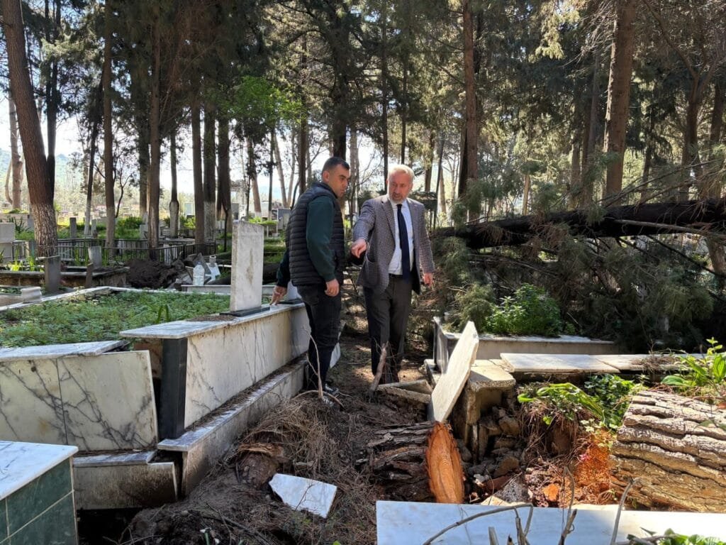 İzmir’de fırtına mezarlıkları vurdu! Hasar ortaya çıktı