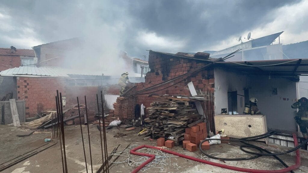 İzmir’de korkutan yangın! Ev tamamen küle döndü