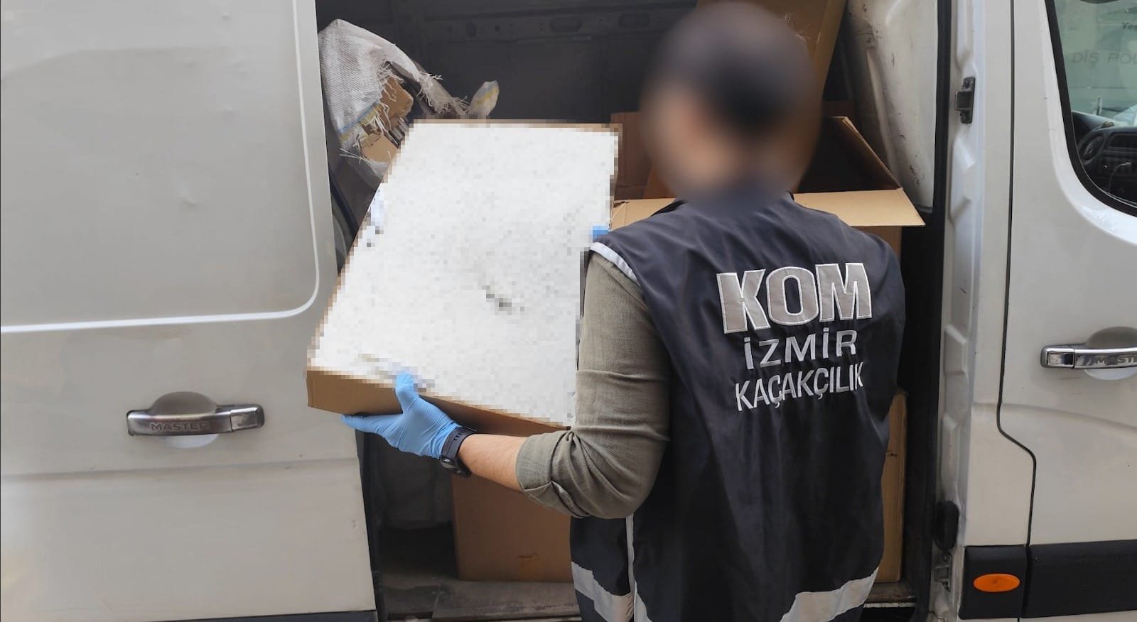 İzmir’de dev operasyon! 4,5 milyonluk kaçak ürün ele geçirildi