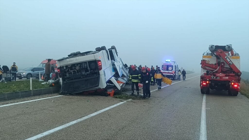 Adana’da facia! Yolcu otobüsü devrildi: 2 kişi hayatını kaybetti