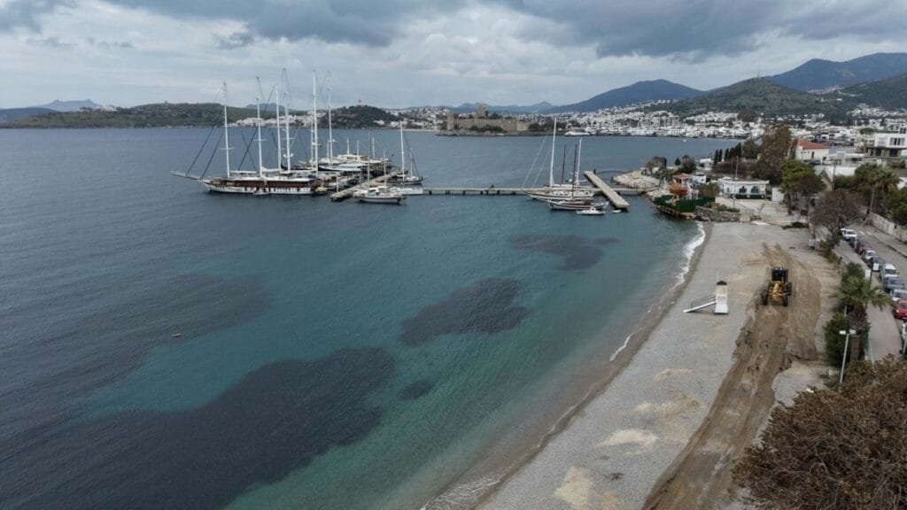Bodrum’da yaz hazırlığı başladı! Plajlar baştan aşağı yenileniyor