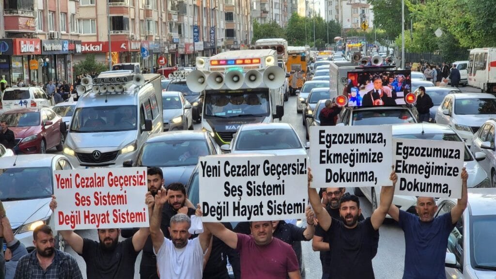 Yeni Trafik Cezaları Halkı ve Esnafı Ayakta Tutuyor: Ses Sistemi, Far ve Medya Ekranı Düzenlemeleri Tartışılıyor