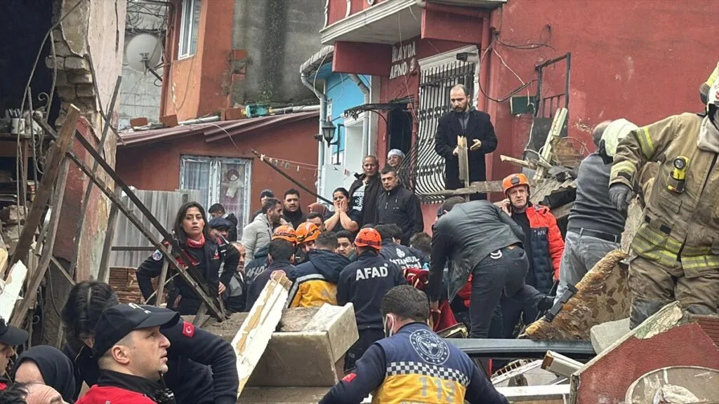 Fatihte patlama: İki bina çöktü, ekipler seferber oldu