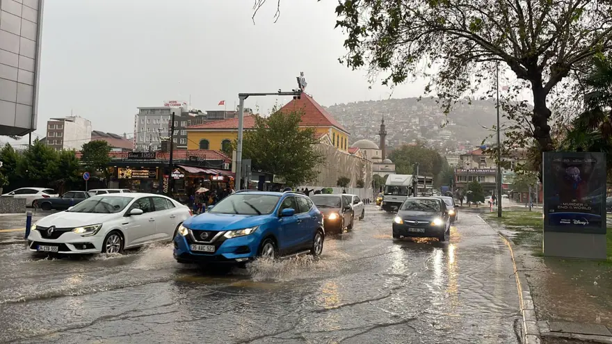 İzmir’e sağanak alarmı! Saat saat yağış uyarısı