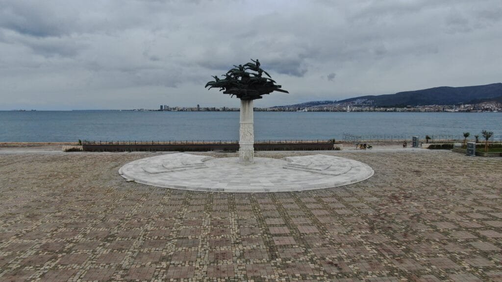 İzmir’de bayram günü sessizlik hakim! Meydanlar boş kaldı