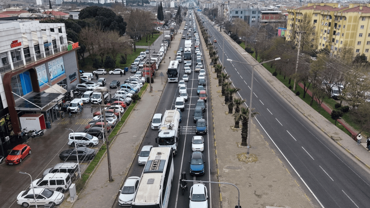 Tatilciler yola çıktı! İzmir – Ankara yolunda yoğunluk yaşanıyor