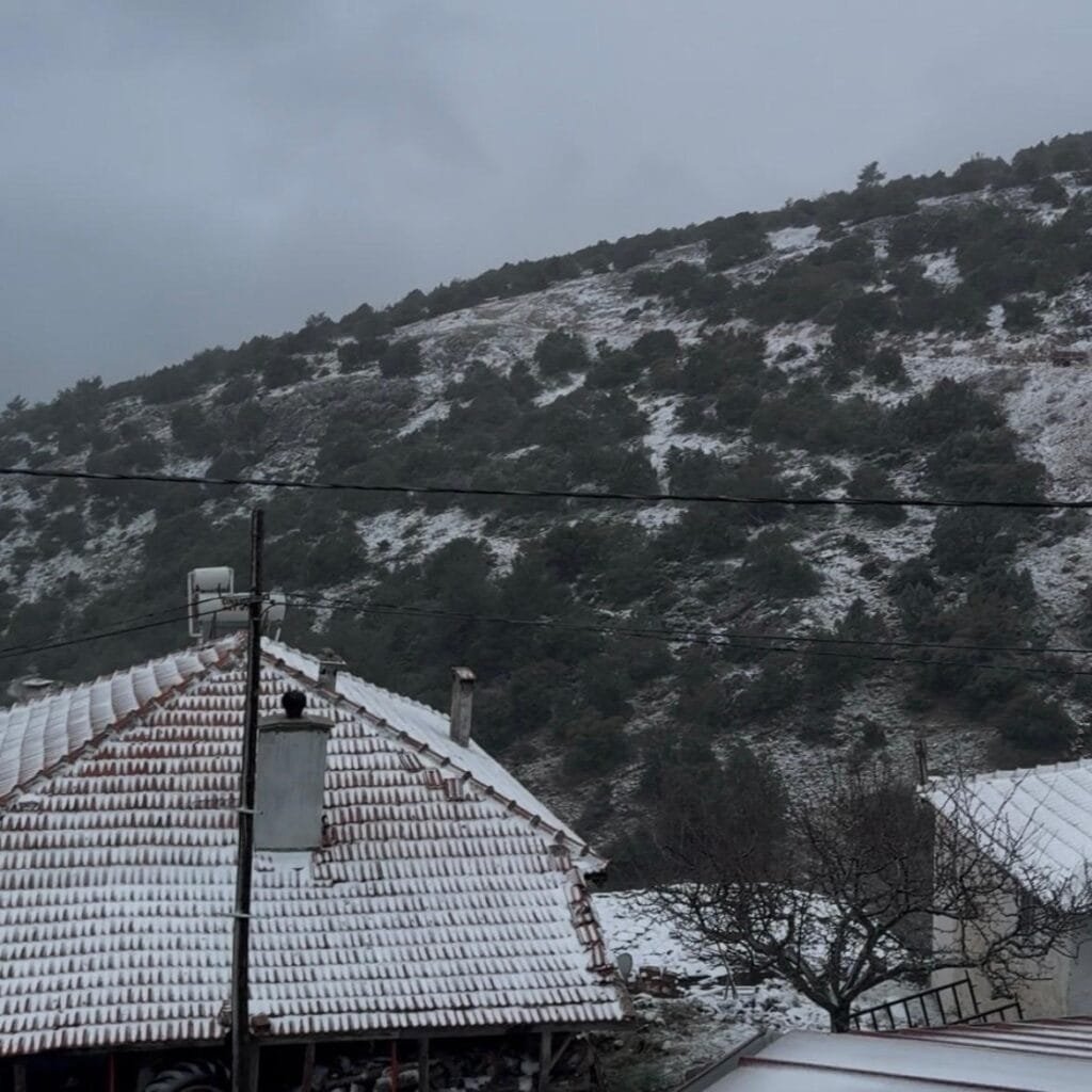 İzmir’e bayram sürprizi! Yüksek kesimler beyaza büründü