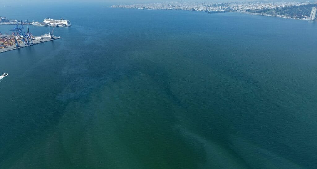 İzmir Körfezi’nde alarm! Aynı kirlilik 8’inci kez görüntülendi