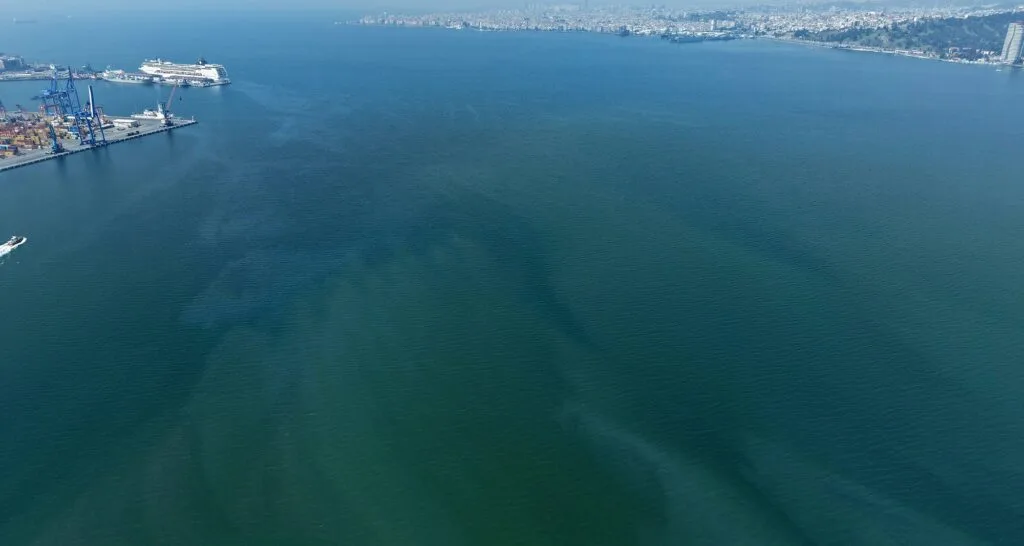 İzmir Körfezi’nde alarm! Aynı kirlilik 8’inci kez görüntülendi