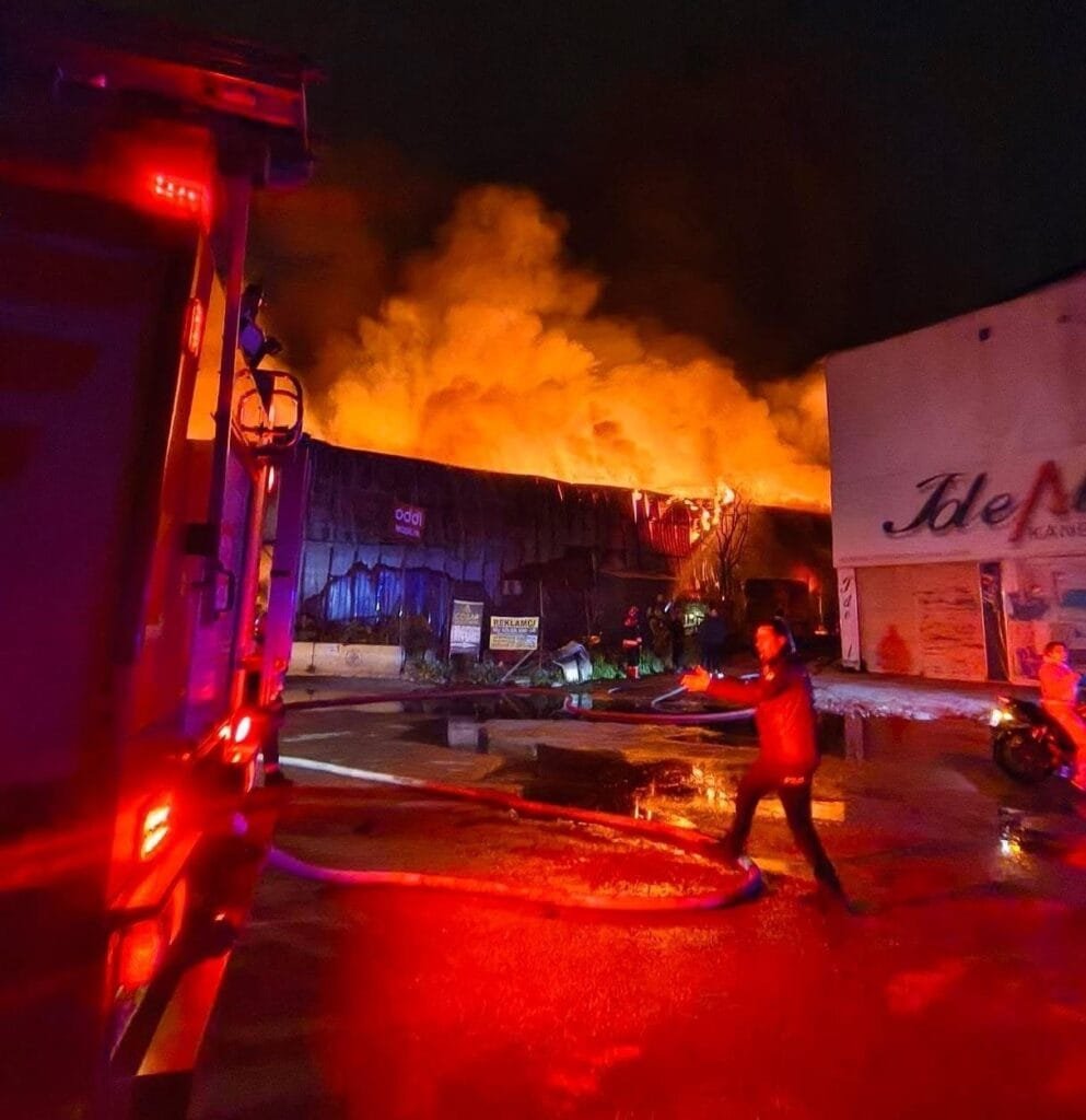 İzmir’de korkutan yangın: Sanayi sitesi küle döndü