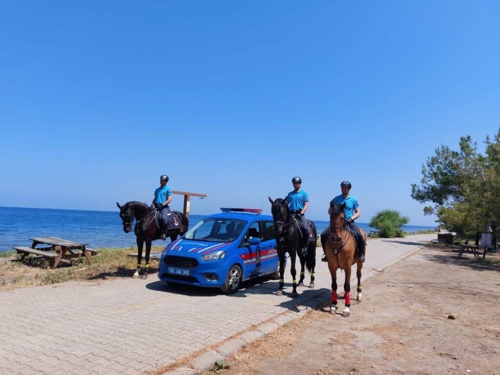 Kuşadası Milli Park’ta Atlı Jandarma devriyesi! Koylar ve ormanlık alanlarda sıkı denetim