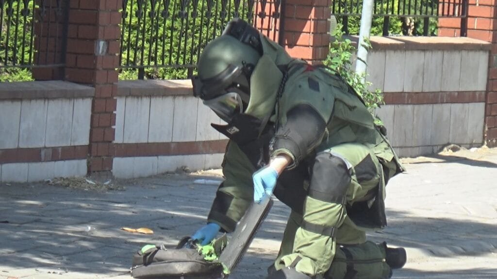 Aydın’da şüpheli çanta fünye ile patlatıldı