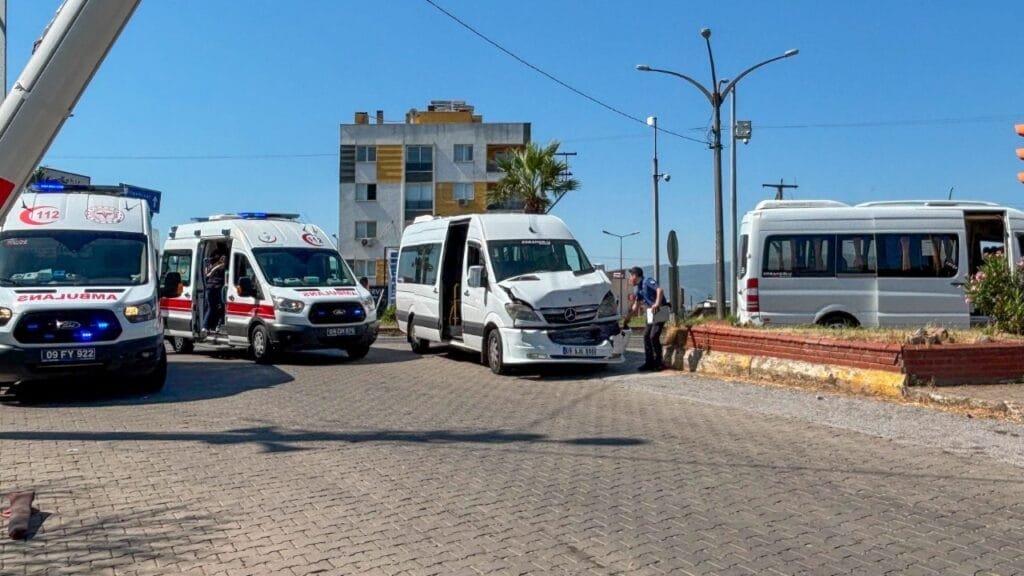 Köşk’te okul servisleri kazaya karıştı: 6 öğrenci yaralandı