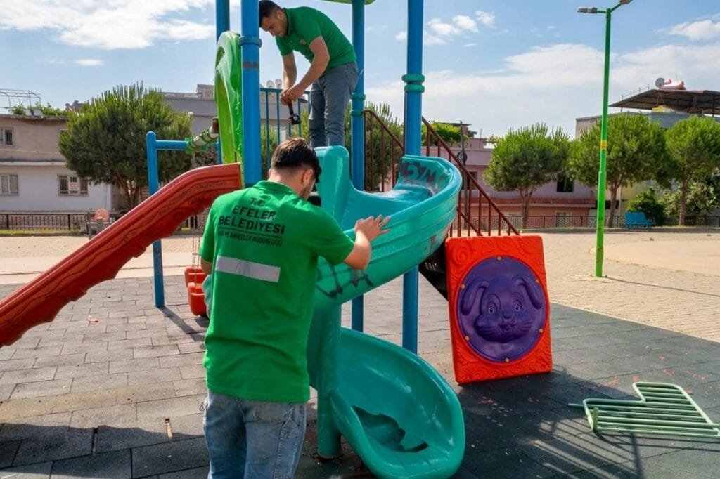 Efeler’de tahrip edilen çocuk parkları yenilendi