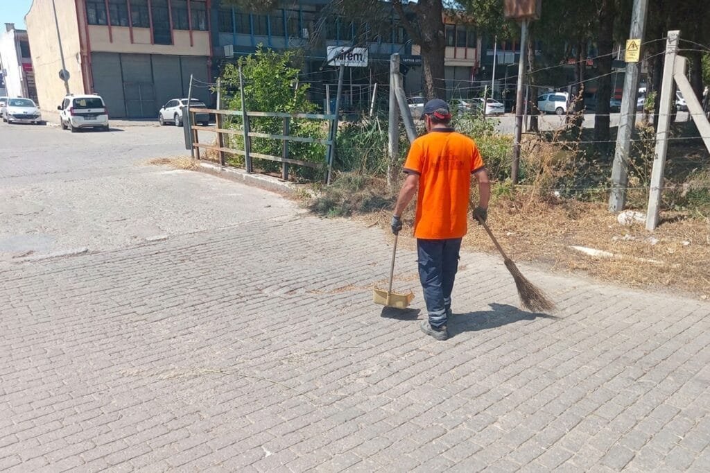 Efeler’de Gıda Çarşısı Baştan Aşağı Temizlendi