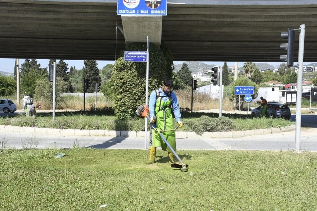 Kuşadası’nda Yeşil Alanlara Yaz Bakımı