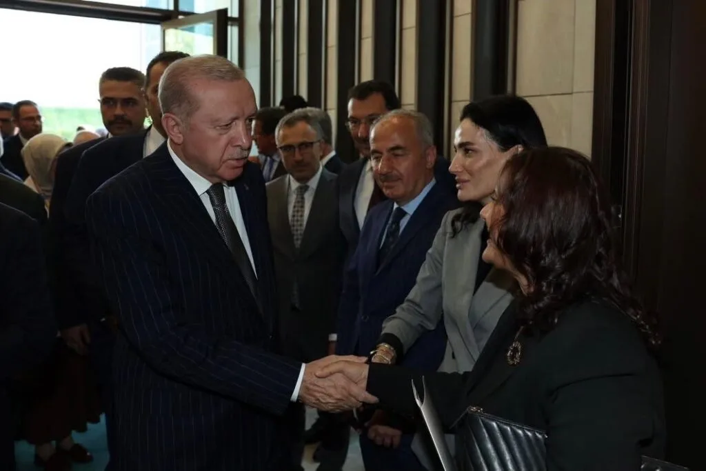 Özlem Çerçioğlu’ndan AK Parti toplantısı sonrası hizmet mesajı