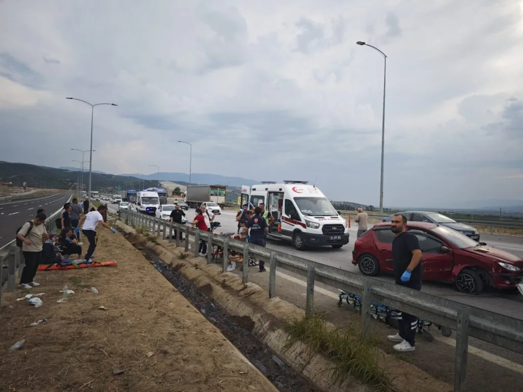 Aydın-Denizli Otoyolu’nda feci kaza: 1’i ağır 20 kişi yaralandı