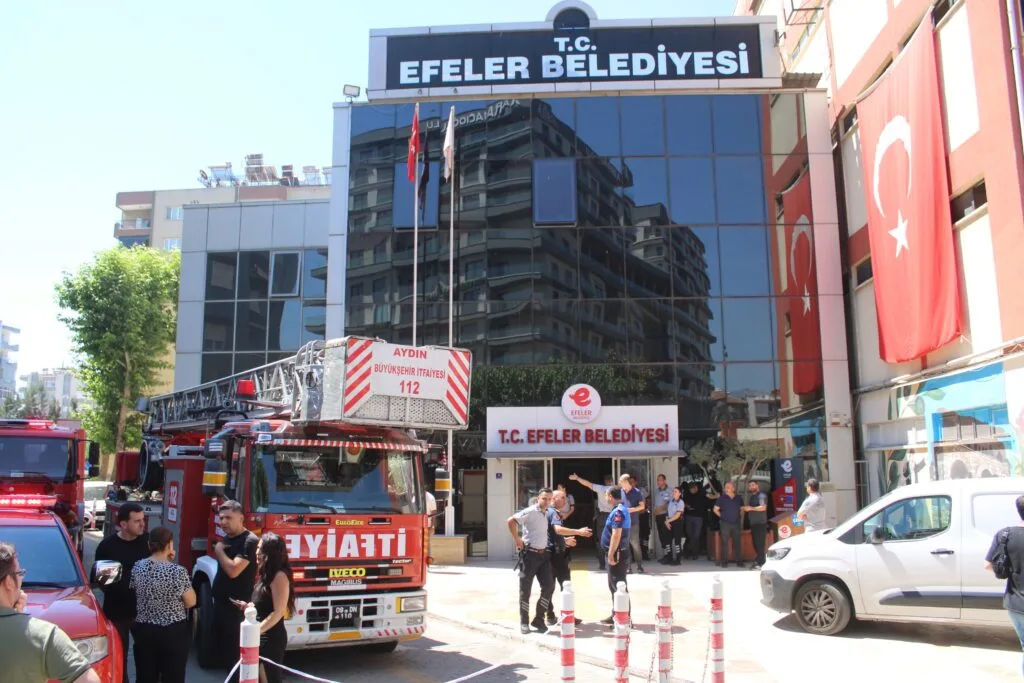 Efeler Belediyesi’nde yangın büyümeden söndürüldü