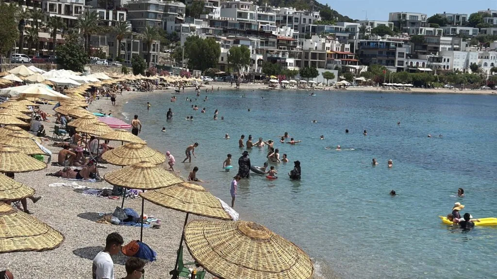 Bodrum’da sahiller doldu taştı: 36 derecede deniz keyfi