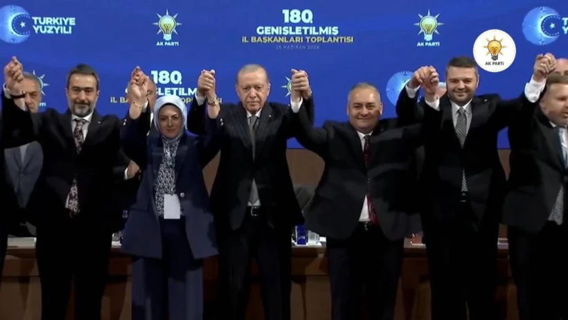 Üç Belediye Başkanı AK Parti’ye Katıldı: Rozetleri Erdoğan Taktı
