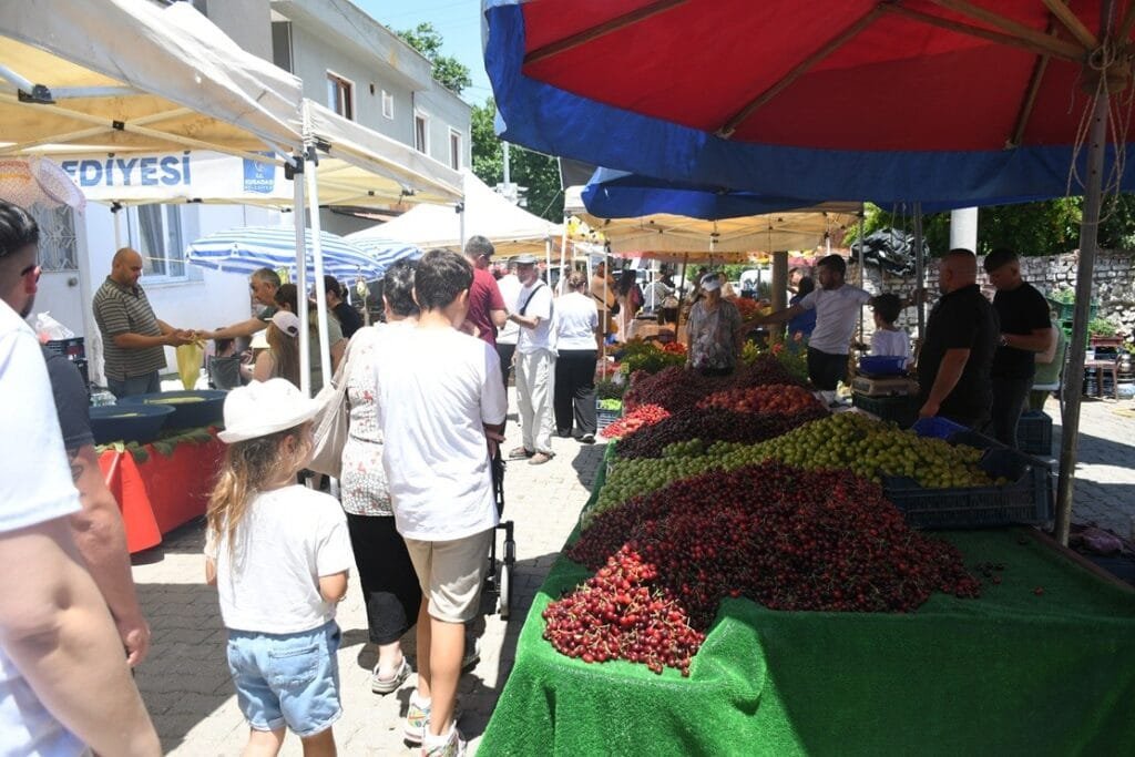Kuşadası’nda Kiraz Şenliği coşkusu