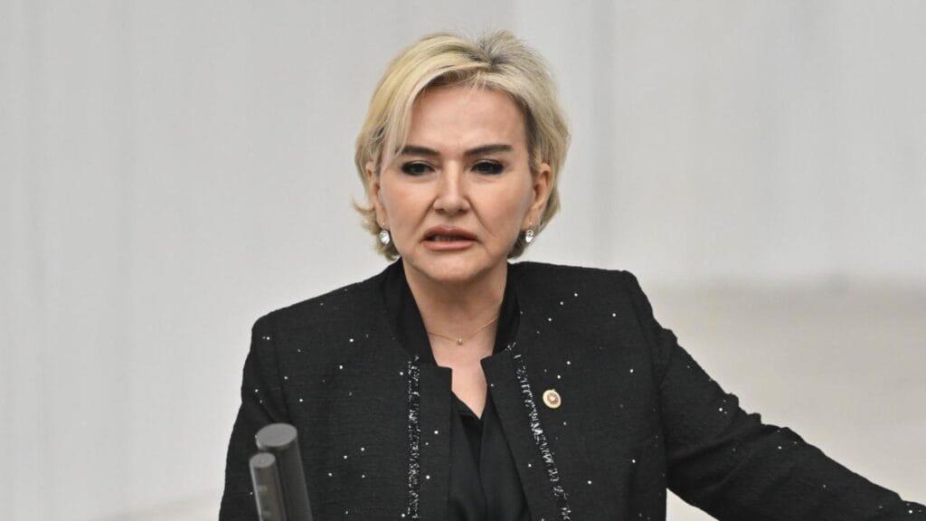 Nimet Özdemir AK Parti’ye Katıldı: Rozetini Erdoğan Taktı
